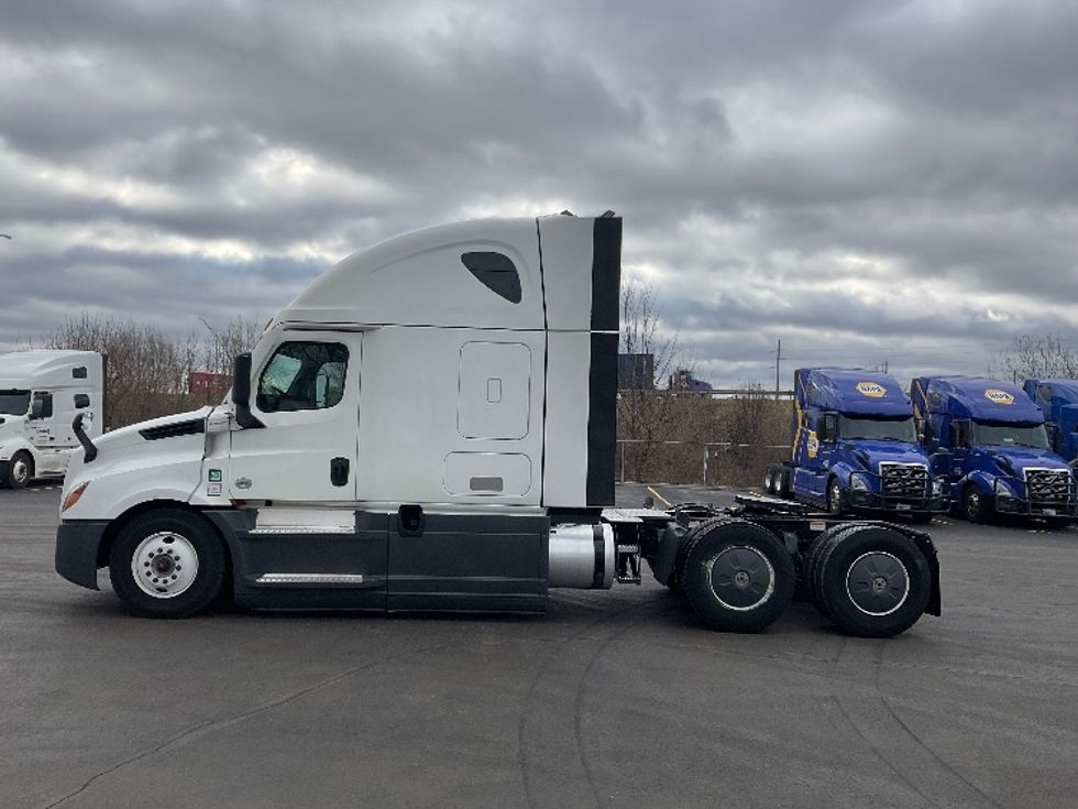 Sleeper Tractor-Heavy Duty Tractors-Freightliner-2023-T12664ST-Indianapolis-IN-616,278\n\t\tmiles-$ 59,250 - Image 4