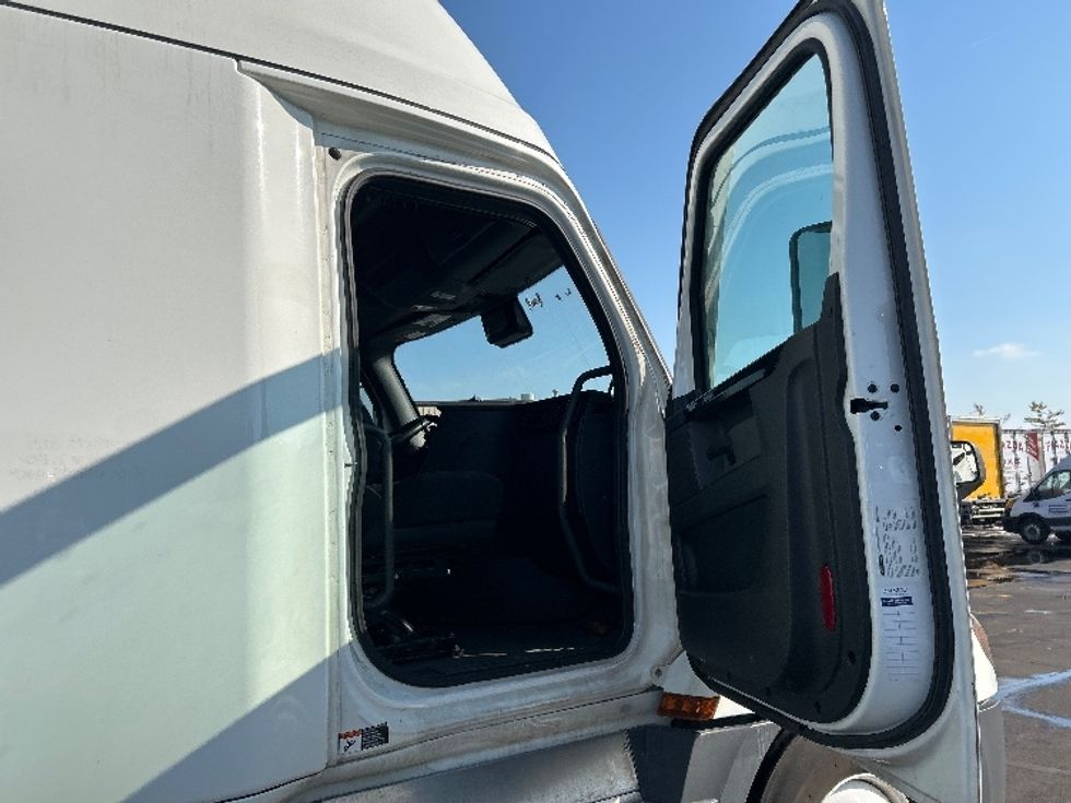 Sleeper Tractor-Heavy Duty Tractors-Freightliner-2023-T12664ST-Indianapolis-IN-619,296\n\t\tmiles-$ 59,000 - Image 13