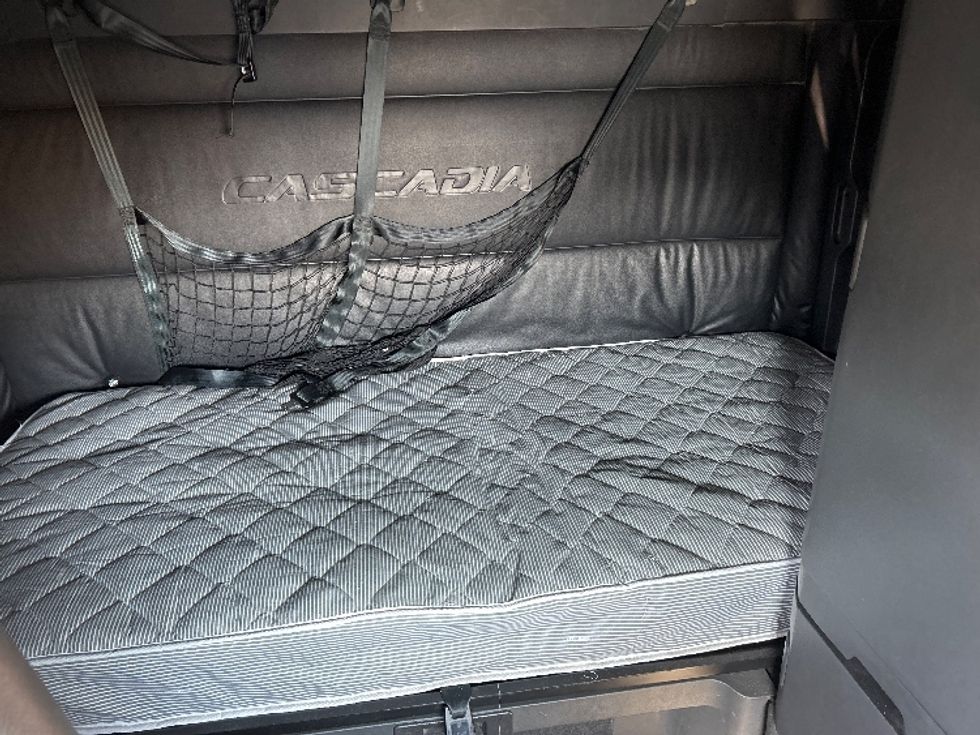 Sleeper Tractor-Heavy Duty Tractors-Freightliner-2023-T12664ST-Indianapolis-IN-619,296\n\t\tmiles-$ 59,000 - Image 16