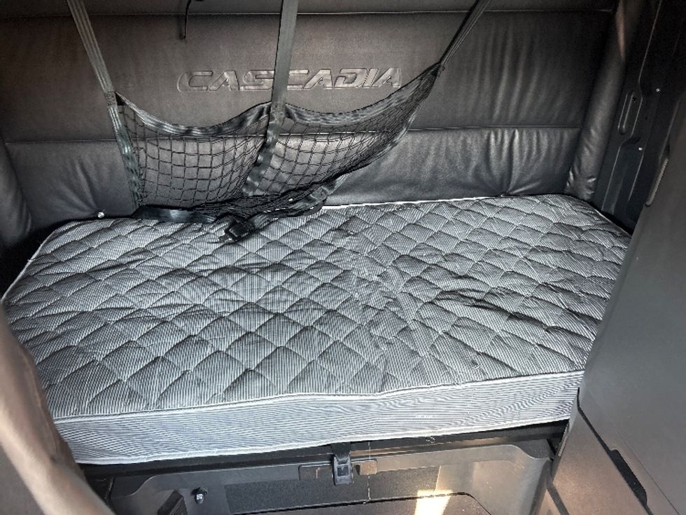 Sleeper Tractor-Heavy Duty Tractors-Freightliner-2023-T12664ST-Indianapolis-IN-619,296\n\t\tmiles-$ 59,000 - Image 17