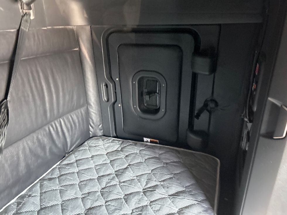 Sleeper Tractor-Heavy Duty Tractors-Freightliner-2023-T12664ST-Indianapolis-IN-619,296\n\t\tmiles-$ 59,000 - Image 18