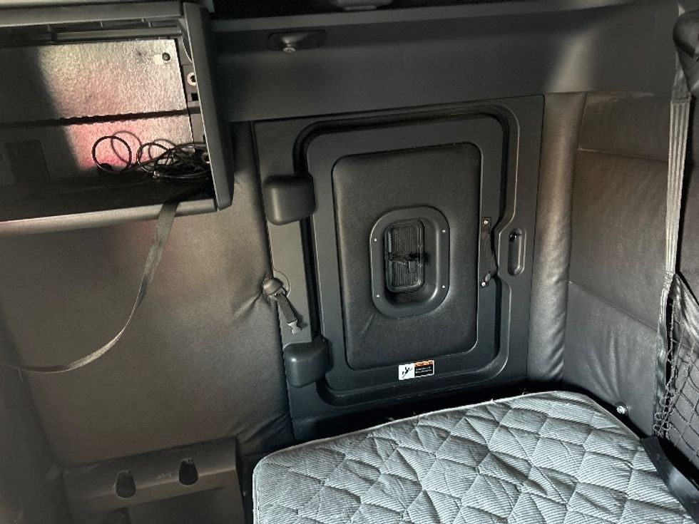 Sleeper Tractor-Heavy Duty Tractors-Freightliner-2023-T12664ST-Indianapolis-IN-619,296\n\t\tmiles-$ 59,000 - Image 19