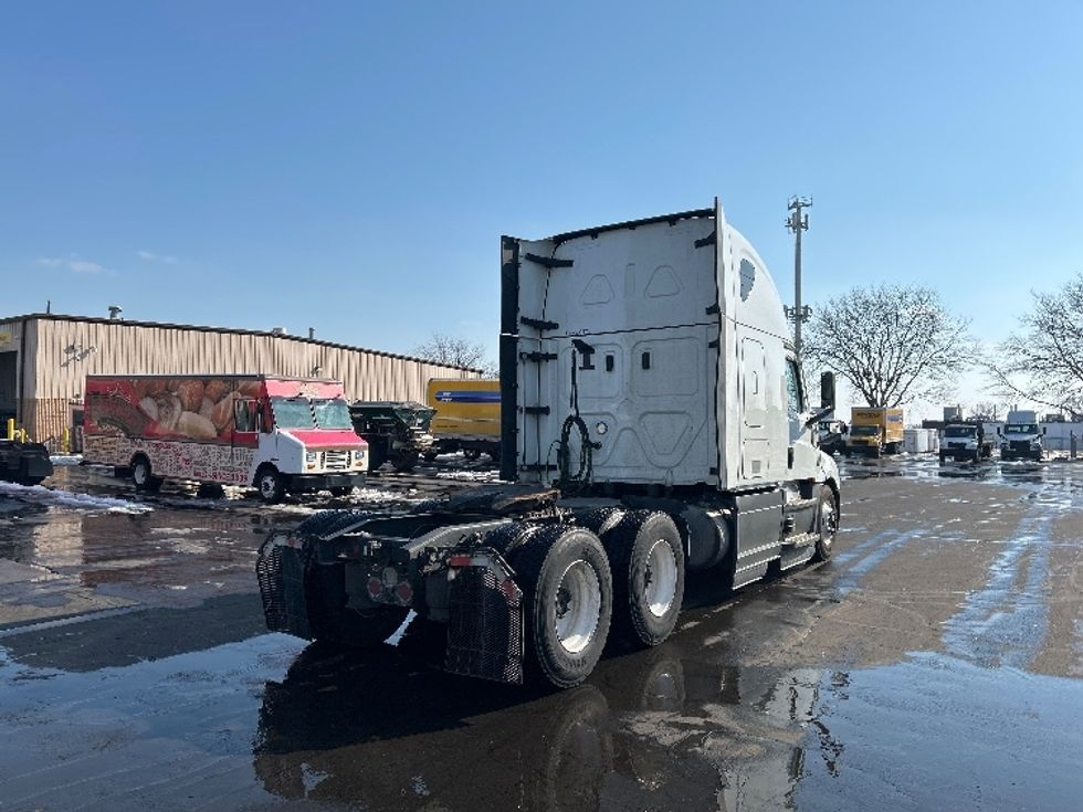 Sleeper Tractor-Heavy Duty Tractors-Freightliner-2023-T12664ST-Indianapolis-IN-619,296\n\t\tmiles-$ 59,000 - Image 7