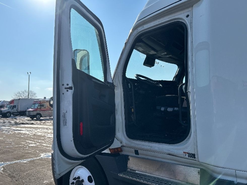 Sleeper Tractor-Heavy Duty Tractors-Freightliner-2023-T12664ST-Indianapolis-IN-619,296\n\t\tmiles-$ 59,000 - Image 9