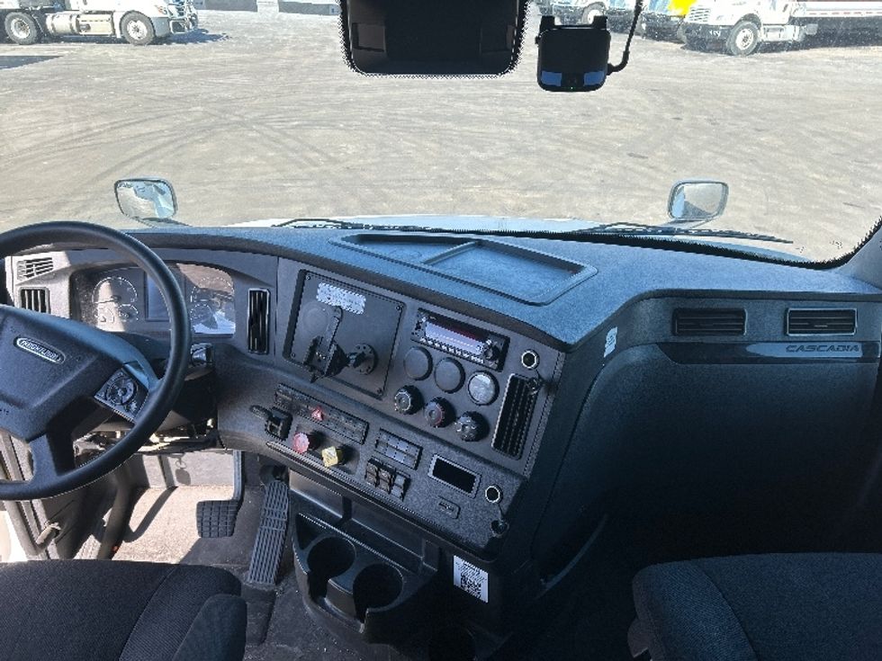 Sleeper Tractor-Heavy Duty Tractors-Freightliner-2023-T12664ST-Indianapolis-IN-621,432\n\t\tmiles-$ 58,750 - Image 12