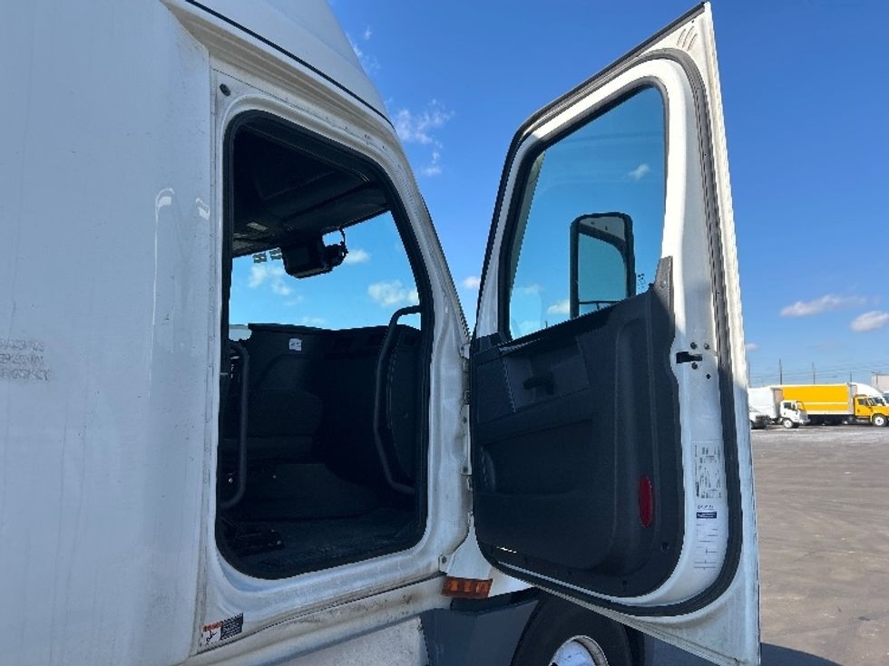 Sleeper Tractor-Heavy Duty Tractors-Freightliner-2023-T12664ST-Indianapolis-IN-621,432\n\t\tmiles-$ 58,750 - Image 13