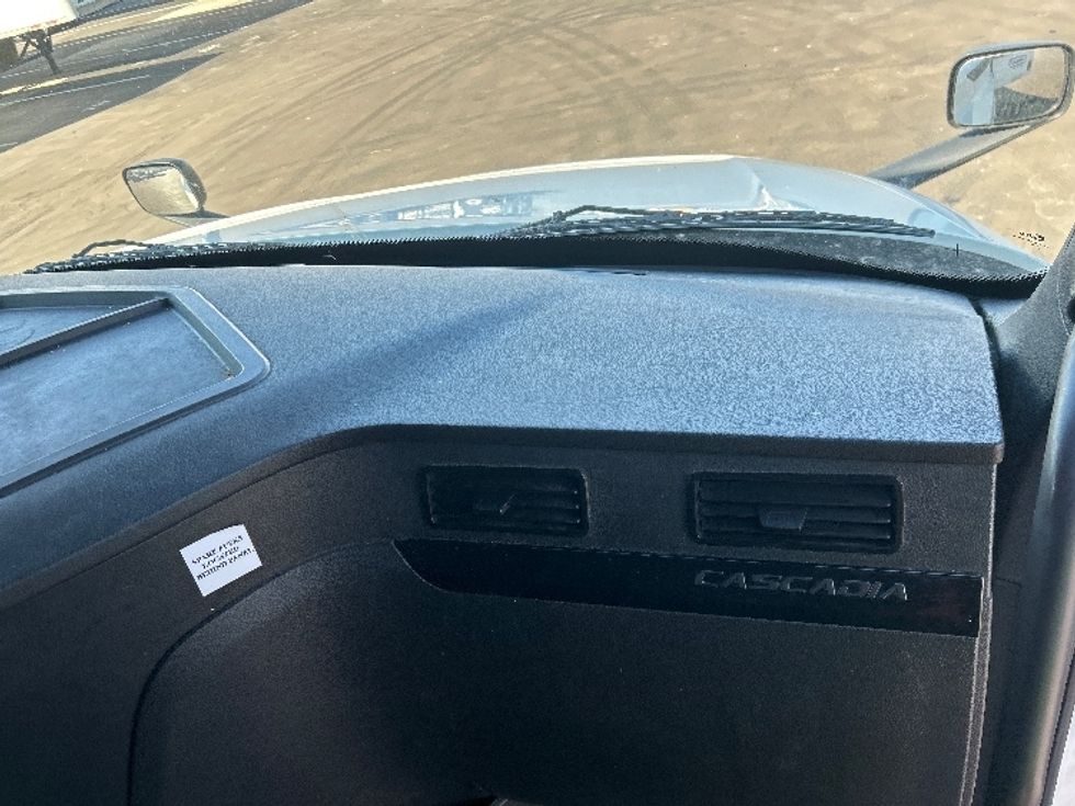 Sleeper Tractor-Heavy Duty Tractors-Freightliner-2023-T12664ST-Indianapolis-IN-621,432\n\t\tmiles-$ 58,750 - Image 14