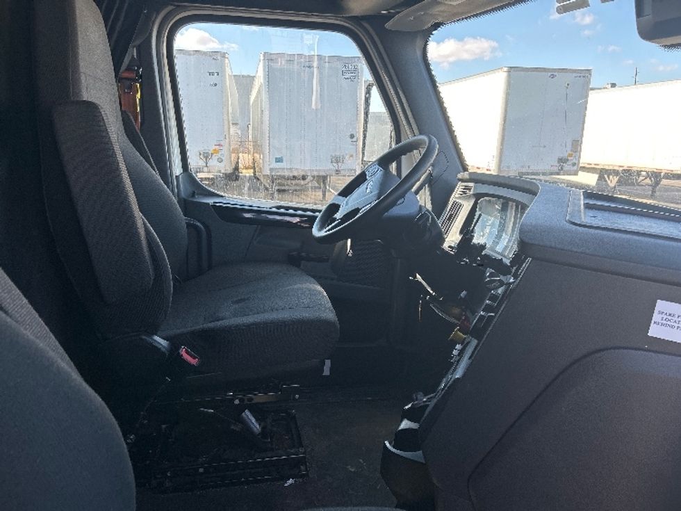 Sleeper Tractor-Heavy Duty Tractors-Freightliner-2023-T12664ST-Indianapolis-IN-621,432\n\t\tmiles-$ 58,750 - Image 15