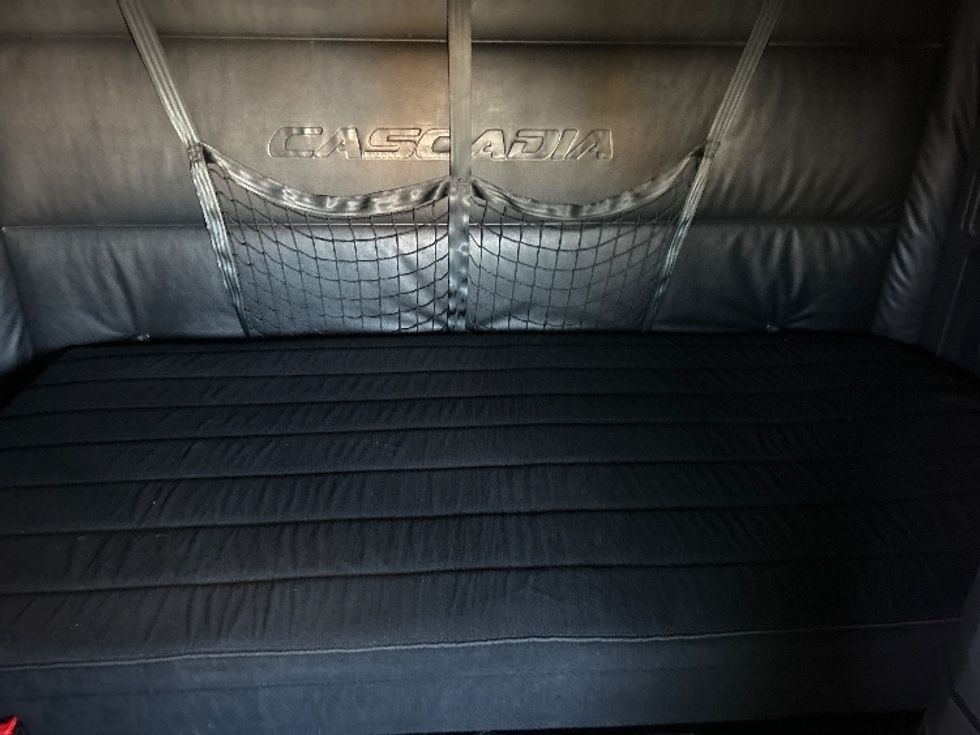 Sleeper Tractor-Heavy Duty Tractors-Freightliner-2023-T12664ST-Indianapolis-IN-621,432\n\t\tmiles-$ 58,750 - Image 17