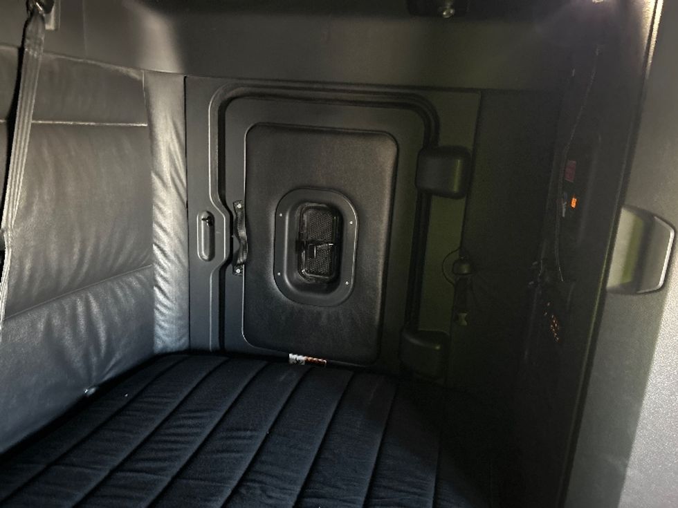 Sleeper Tractor-Heavy Duty Tractors-Freightliner-2023-T12664ST-Indianapolis-IN-621,432\n\t\tmiles-$ 58,750 - Image 18