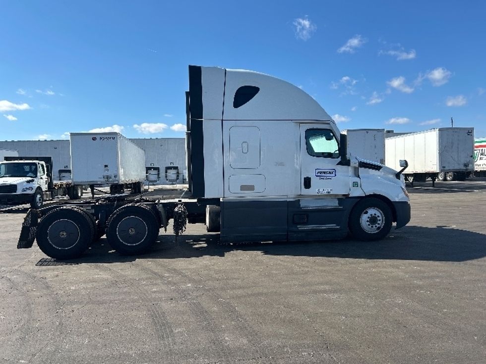 Sleeper Tractor-Heavy Duty Tractors-Freightliner-2023-T12664ST-Indianapolis-IN-621,432\n\t\tmiles-$ 58,750 - Image 4