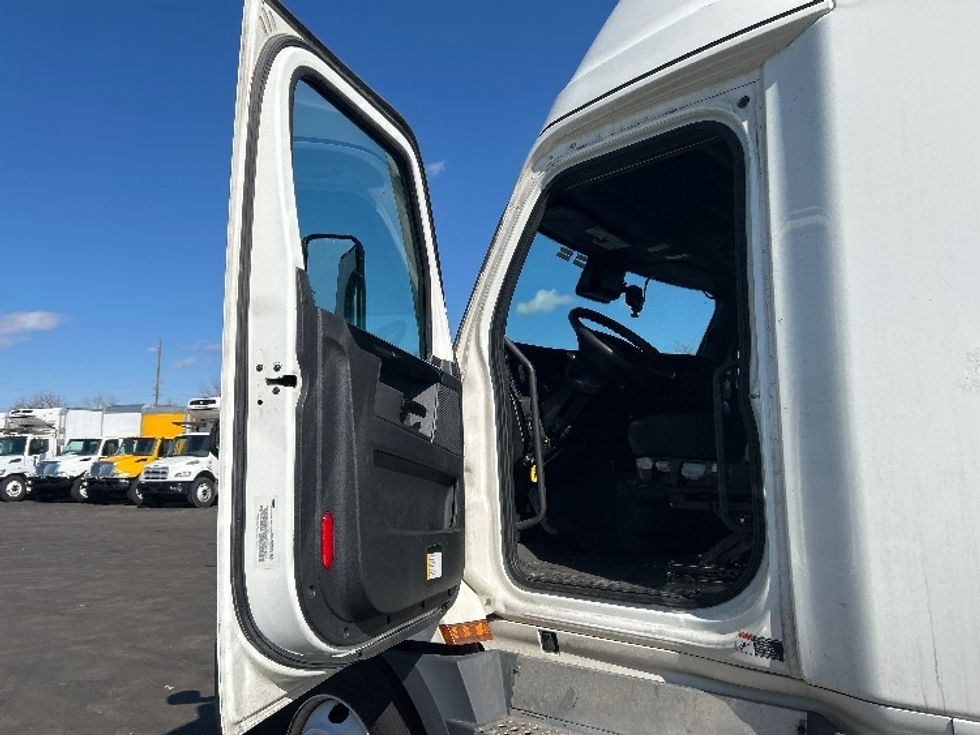 Sleeper Tractor-Heavy Duty Tractors-Freightliner-2023-T12664ST-Indianapolis-IN-621,432\n\t\tmiles-$ 58,750 - Image 9