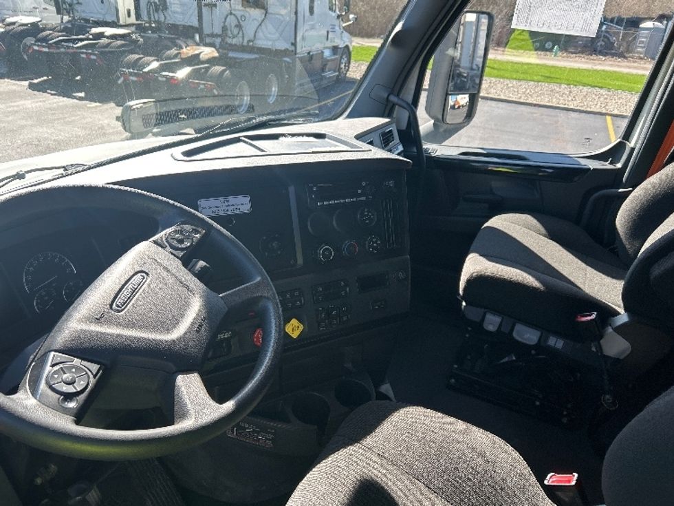 Sleeper Tractor-Heavy Duty Tractors-Freightliner-2023-T12664ST-Indianapolis-IN-701,295\n\t\tmiles-$ 51,250 - Image 10
