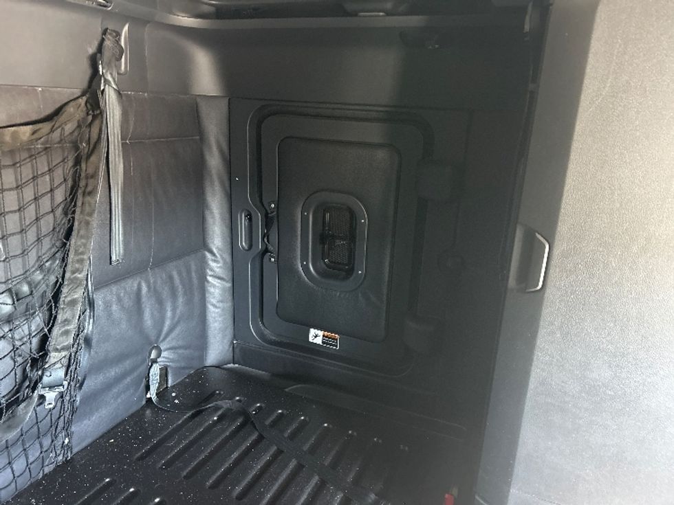 Sleeper Tractor-Heavy Duty Tractors-Freightliner-2023-T12664ST-Indianapolis-IN-701,295\n\t\tmiles-$ 51,250 - Image 18