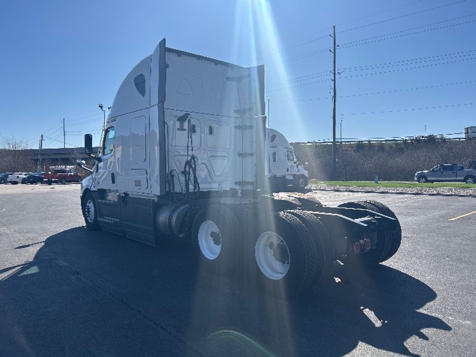 Sleeper Tractor-Heavy Duty Tractors-Freightliner-2023-T12664ST-Indianapolis-IN-701,295\n\t\tmiles-$ 51,250 - Image 5