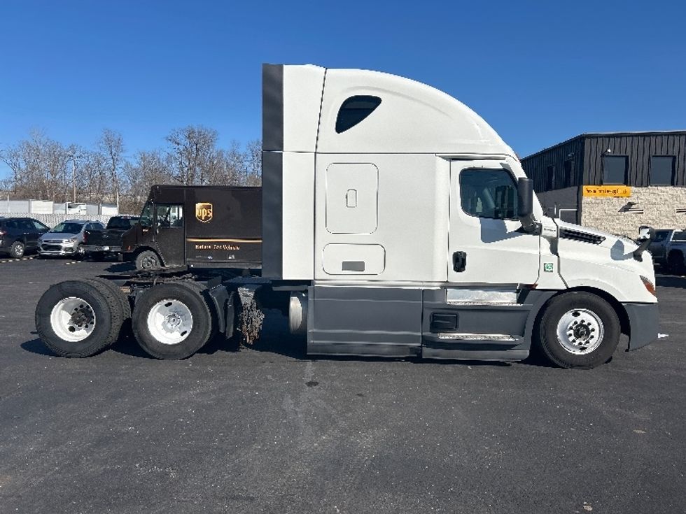 Sleeper Tractor-Heavy Duty Tractors-Freightliner-2023-T12664ST-Indianapolis-IN-701,295\n\t\tmiles-$ 51,250 - Image 8