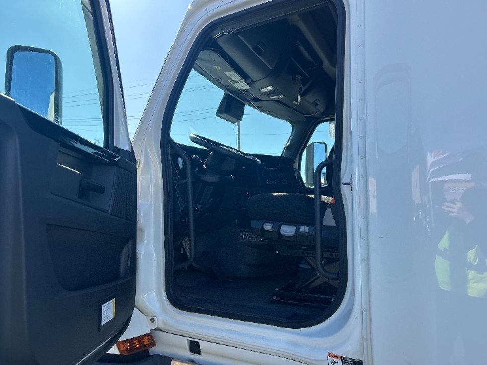 Sleeper Tractor-Heavy Duty Tractors-Freightliner-2023-T12664ST-Indianapolis-IN-701,295\n\t\tmiles-$ 51,250 - Image 9