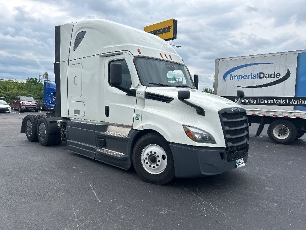 Sleeper Tractor-Heavy Duty Tractors-Freightliner-2023-T12664ST-Indianapolis-IN-701,934\n\t\tmiles-$ 60,250 - Image 1