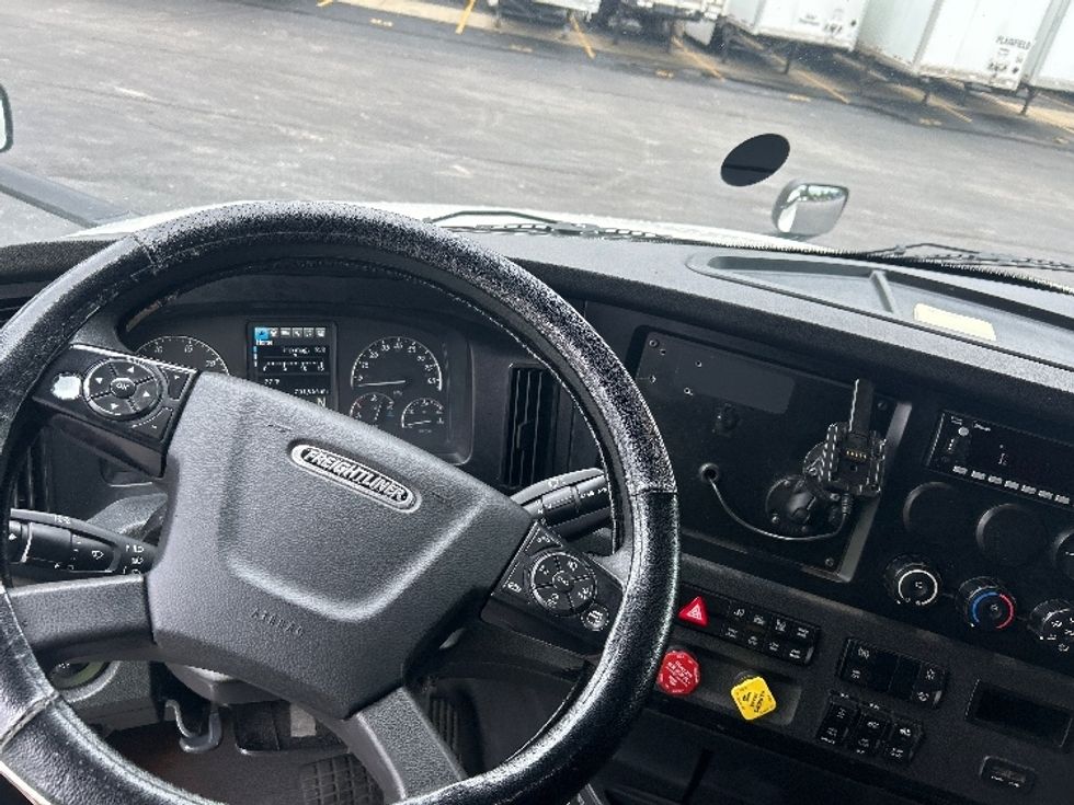 Sleeper Tractor-Heavy Duty Tractors-Freightliner-2023-T12664ST-Indianapolis-IN-701,934\n\t\tmiles-$ 60,250 - Image 11