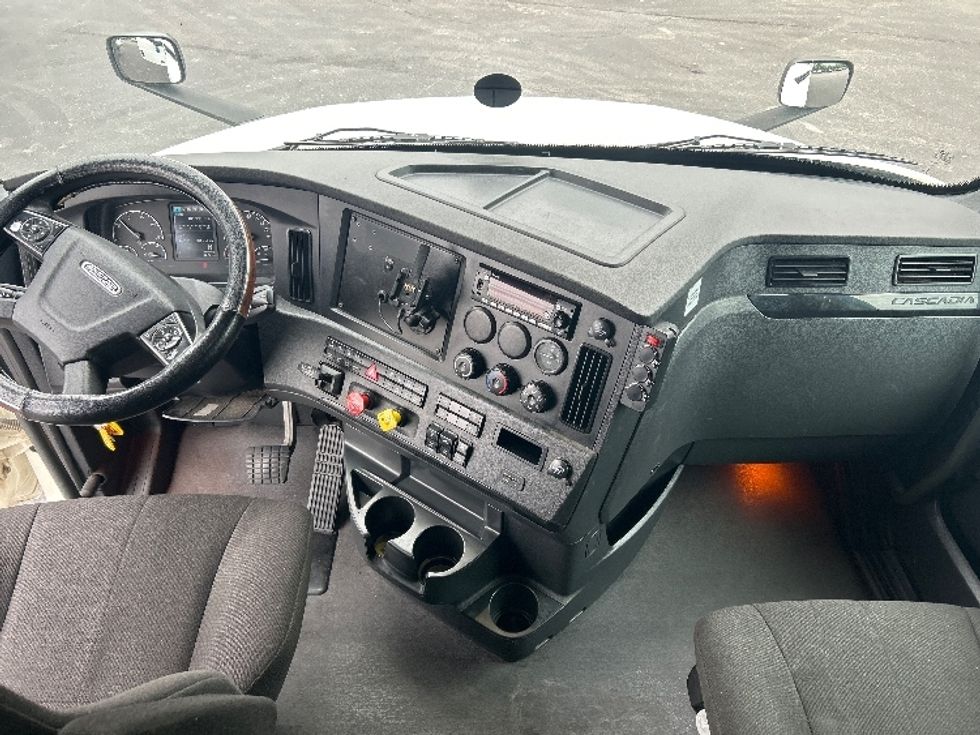 Sleeper Tractor-Heavy Duty Tractors-Freightliner-2023-T12664ST-Indianapolis-IN-701,934\n\t\tmiles-$ 60,250 - Image 12