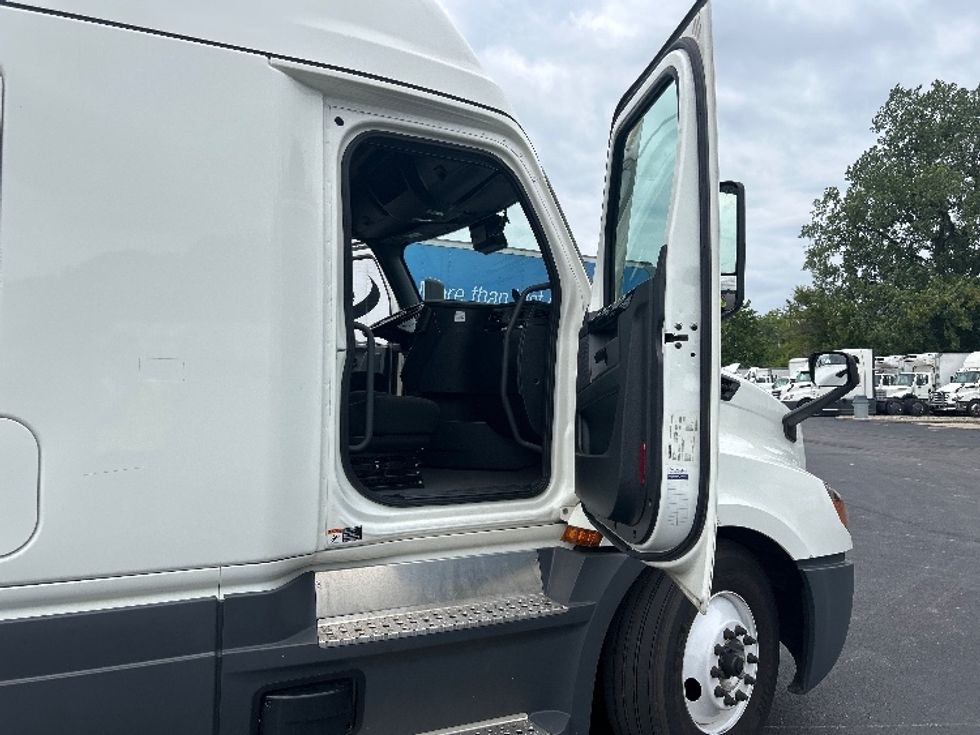 Sleeper Tractor-Heavy Duty Tractors-Freightliner-2023-T12664ST-Indianapolis-IN-701,934\n\t\tmiles-$ 60,250 - Image 13