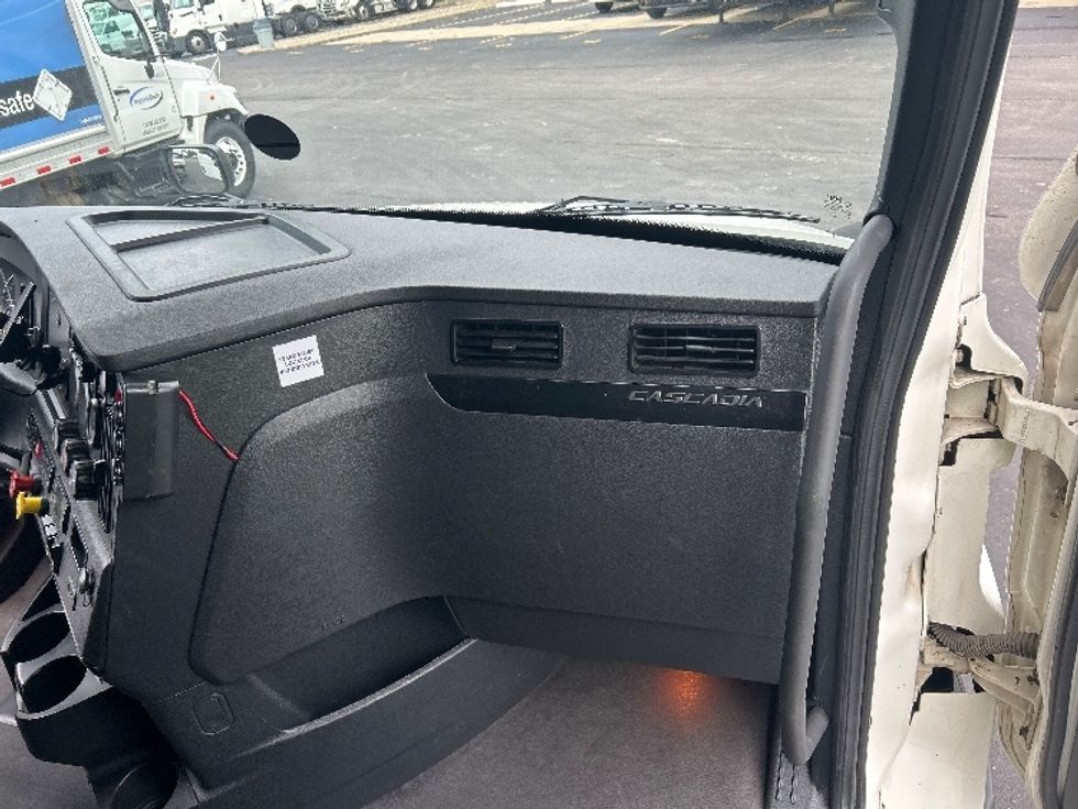 Sleeper Tractor-Heavy Duty Tractors-Freightliner-2023-T12664ST-Indianapolis-IN-701,934\n\t\tmiles-$ 60,250 - Image 14