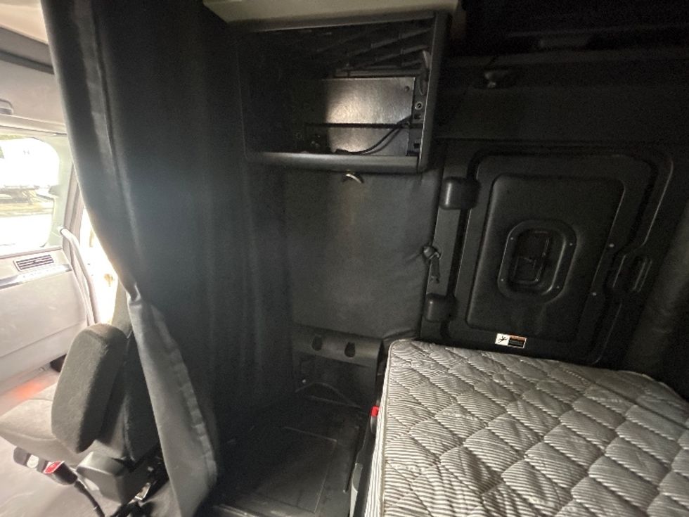 Sleeper Tractor-Heavy Duty Tractors-Freightliner-2023-T12664ST-Indianapolis-IN-701,934\n\t\tmiles-$ 60,250 - Image 19
