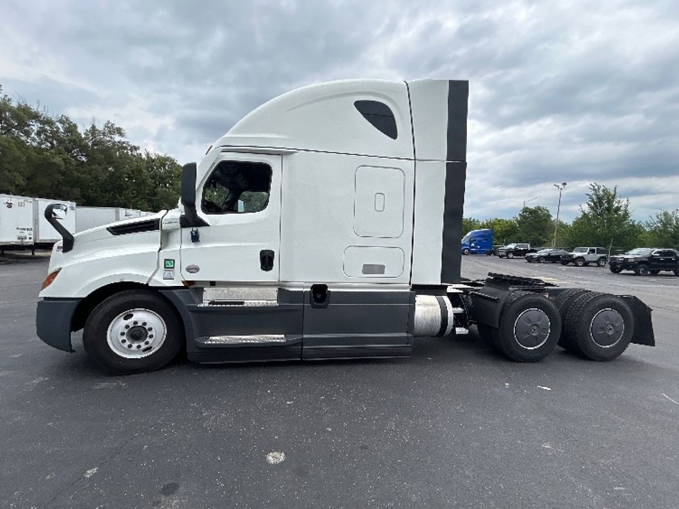 Sleeper Tractor-Heavy Duty Tractors-Freightliner-2023-T12664ST-Indianapolis-IN-701,934\n\t\tmiles-$ 60,250 - Image 4