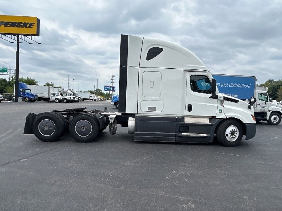 Sleeper Tractor-Heavy Duty Tractors-Freightliner-2023-T12664ST-Indianapolis-IN-701,934\n\t\tmiles-$ 60,250 - Image 8