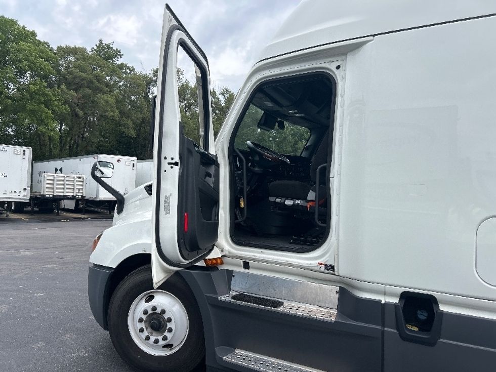 Sleeper Tractor-Heavy Duty Tractors-Freightliner-2023-T12664ST-Indianapolis-IN-701,934\n\t\tmiles-$ 60,250 - Image 9
