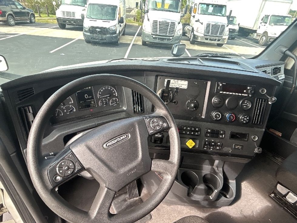 Sleeper Tractor-Heavy Duty Tractors-Freightliner-2023-T12664ST-Indianapolis-IN-718,463\n\t\tmiles-$ 61,250 - Image 11