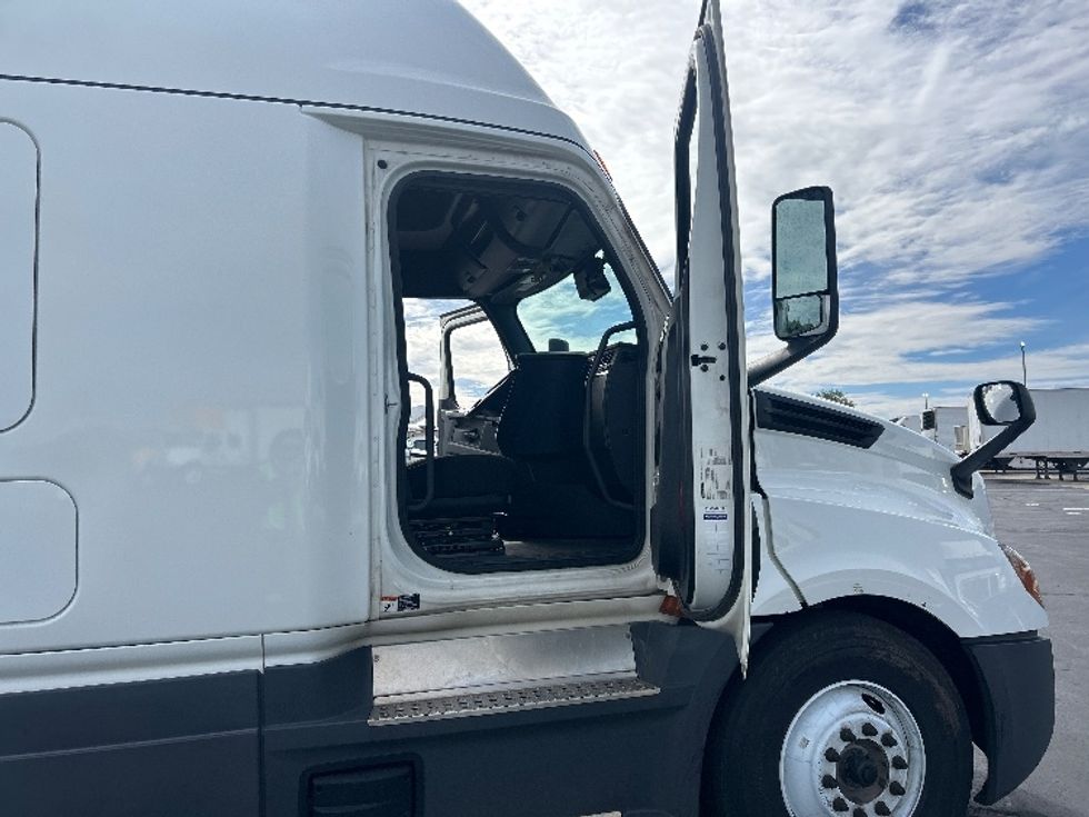 Sleeper Tractor-Heavy Duty Tractors-Freightliner-2023-T12664ST-Indianapolis-IN-718,463\n\t\tmiles-$ 61,250 - Image 13