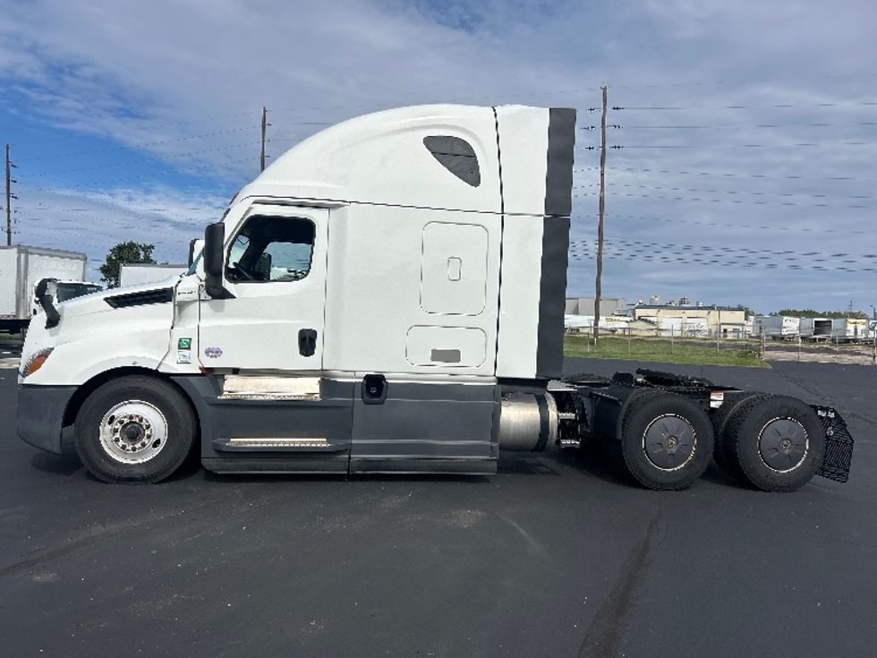 Sleeper Tractor-Heavy Duty Tractors-Freightliner-2023-T12664ST-Indianapolis-IN-718,463\n\t\tmiles-$ 61,250 - Image 4