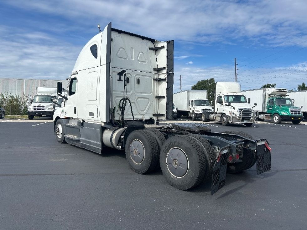 Sleeper Tractor-Heavy Duty Tractors-Freightliner-2023-T12664ST-Indianapolis-IN-718,463\n\t\tmiles-$ 61,250 - Image 5