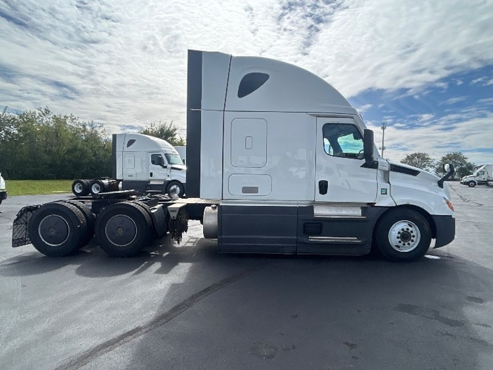 Sleeper Tractor-Heavy Duty Tractors-Freightliner-2023-T12664ST-Indianapolis-IN-718,463\n\t\tmiles-$ 61,250 - Image 8
