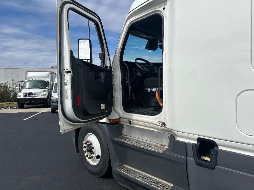 Sleeper Tractor-Heavy Duty Tractors-Freightliner-2023-T12664ST-Indianapolis-IN-718,463\n\t\tmiles-$ 61,250 - Image 9