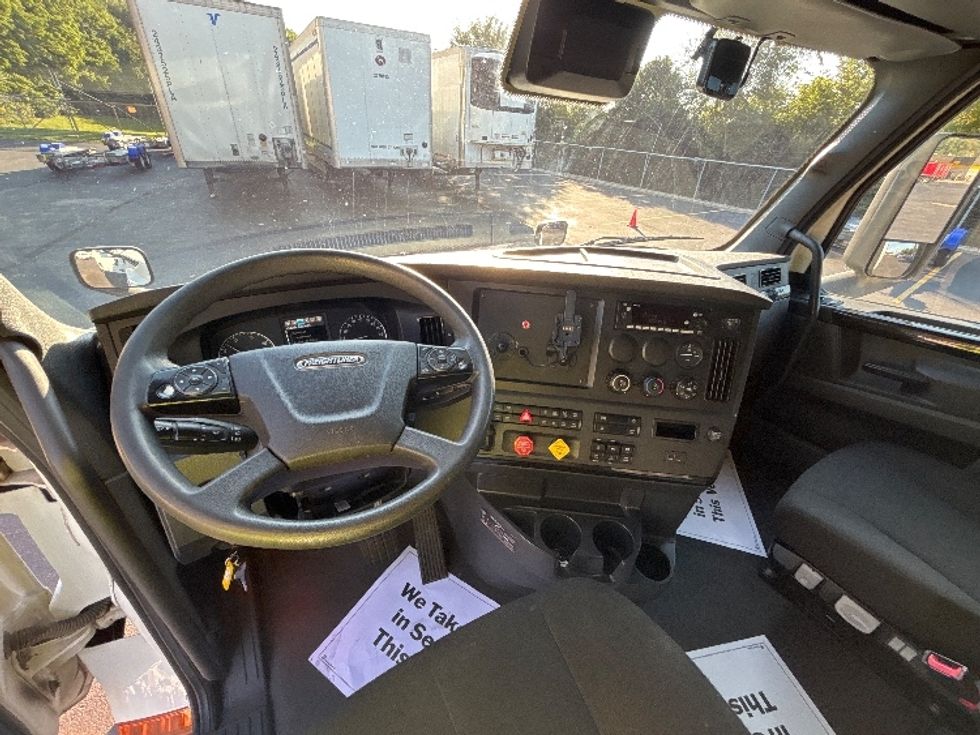 Sleeper Tractor-Heavy Duty Tractors-Freightliner-2023-T12664ST-Indianapolis-IN-747,249\n\t\tmiles-$ 57,500 - Image 11