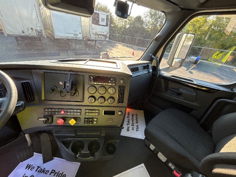 Sleeper Tractor-Heavy Duty Tractors-Freightliner-2023-T12664ST-Indianapolis-IN-747,249\n\t\tmiles-$ 57,500 - Image 12