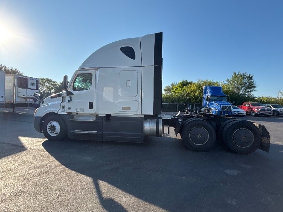 Sleeper Tractor-Heavy Duty Tractors-Freightliner-2023-T12664ST-Indianapolis-IN-747,249\n\t\tmiles-$ 57,500 - Image 4