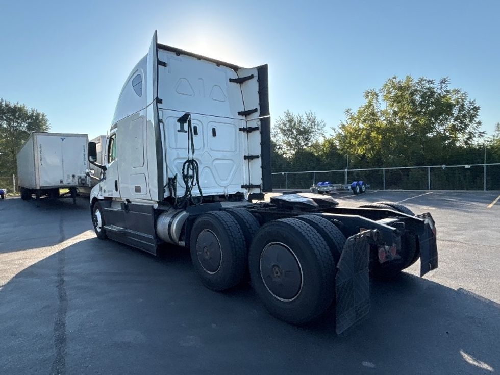 Sleeper Tractor-Heavy Duty Tractors-Freightliner-2023-T12664ST-Indianapolis-IN-747,249\n\t\tmiles-$ 57,500 - Image 5