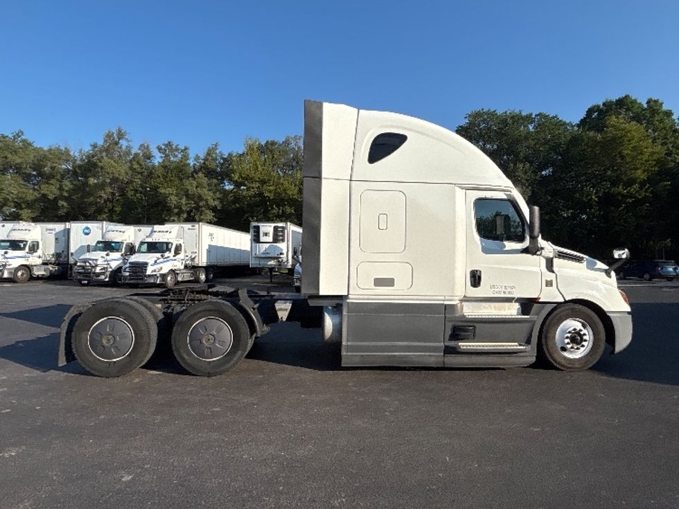 Sleeper Tractor-Heavy Duty Tractors-Freightliner-2023-T12664ST-Indianapolis-IN-747,249\n\t\tmiles-$ 57,500 - Image 8