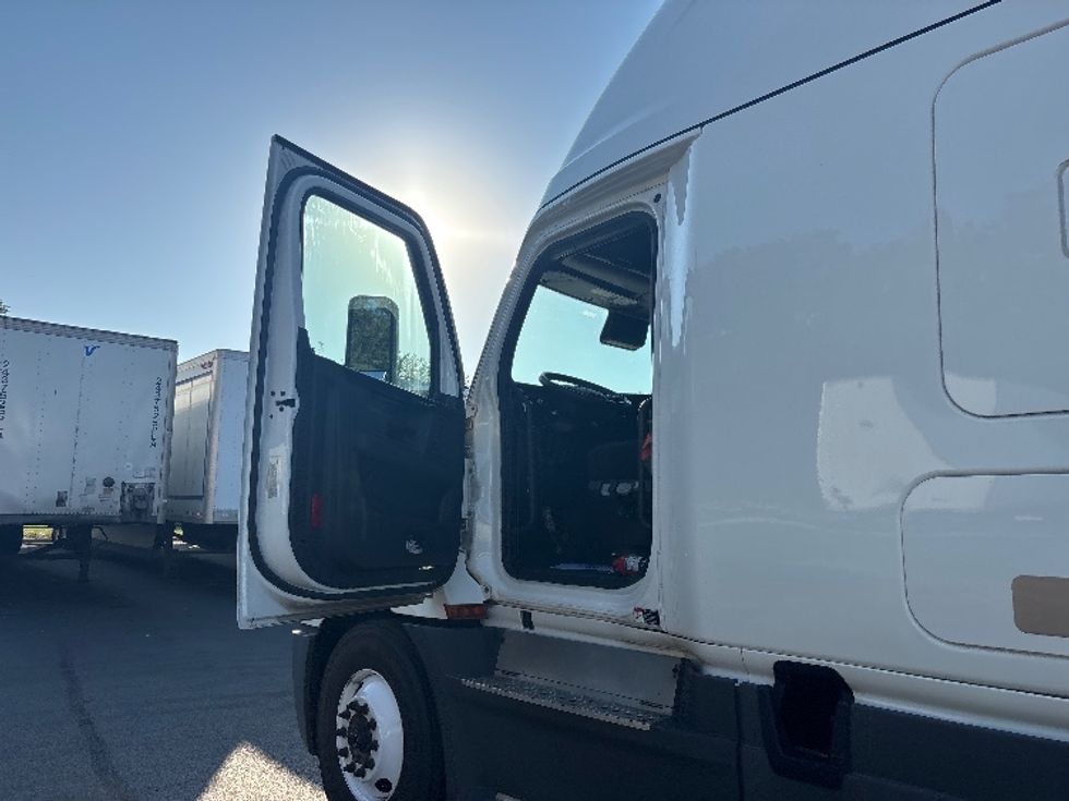 Sleeper Tractor-Heavy Duty Tractors-Freightliner-2023-T12664ST-Indianapolis-IN-747,249\n\t\tmiles-$ 57,500 - Image 9