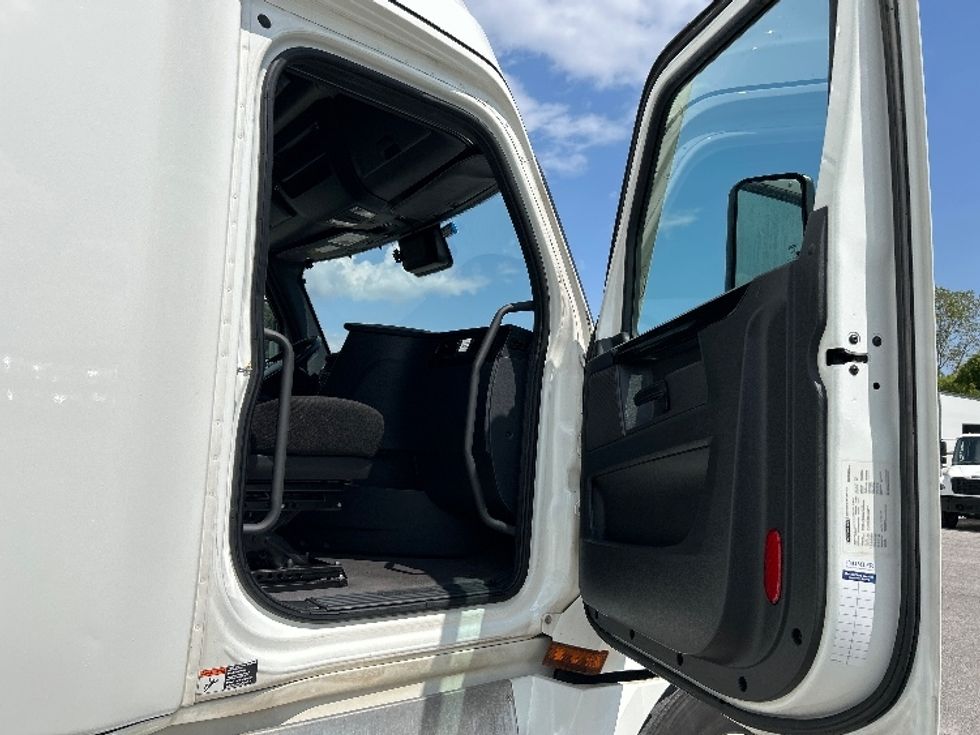 Sleeper Tractor-Heavy Duty Tractors-Freightliner-2023-T12664ST-Jackson-TN-283,598\n\t\tmiles-$ 100,000 - Image 13