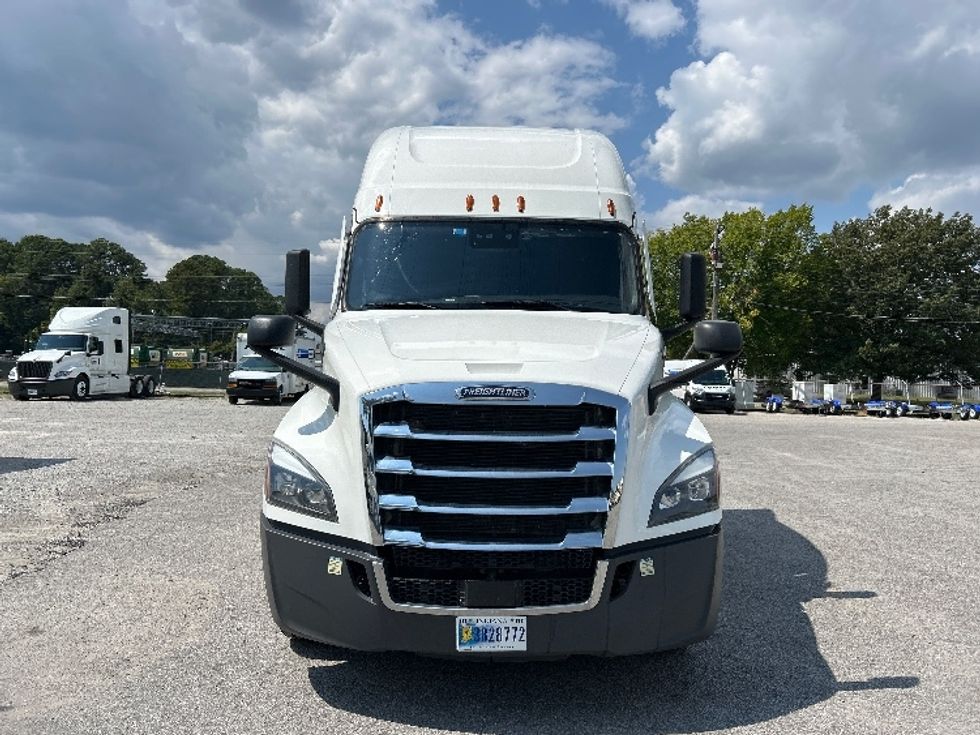 Sleeper Tractor-Heavy Duty Tractors-Freightliner-2023-T12664ST-Jackson-TN-283,598\n\t\tmiles-$ 100,000 - Image 2
