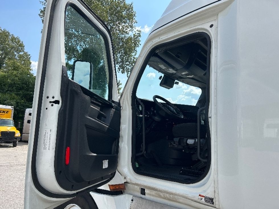 Sleeper Tractor-Heavy Duty Tractors-Freightliner-2023-T12664ST-Jackson-TN-283,598\n\t\tmiles-$ 100,000 - Image 9