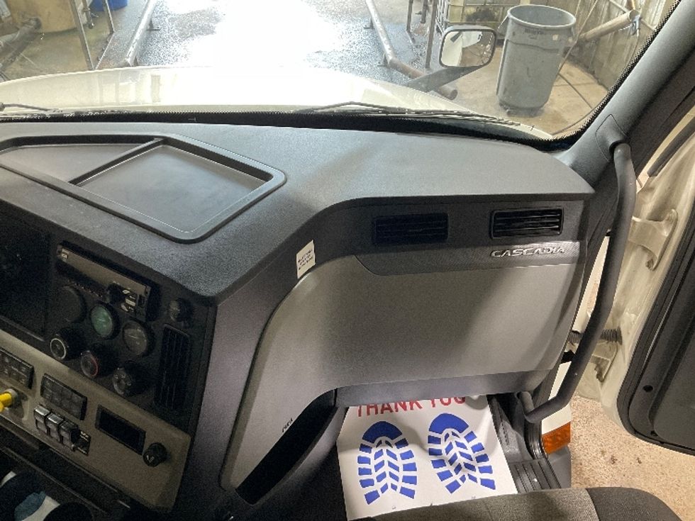 Sleeper Tractor-Heavy Duty Tractors-Freightliner-2023-T12664ST-Jackson-TN-456,710\n\t\tmiles-$ 20,000 - Image 14