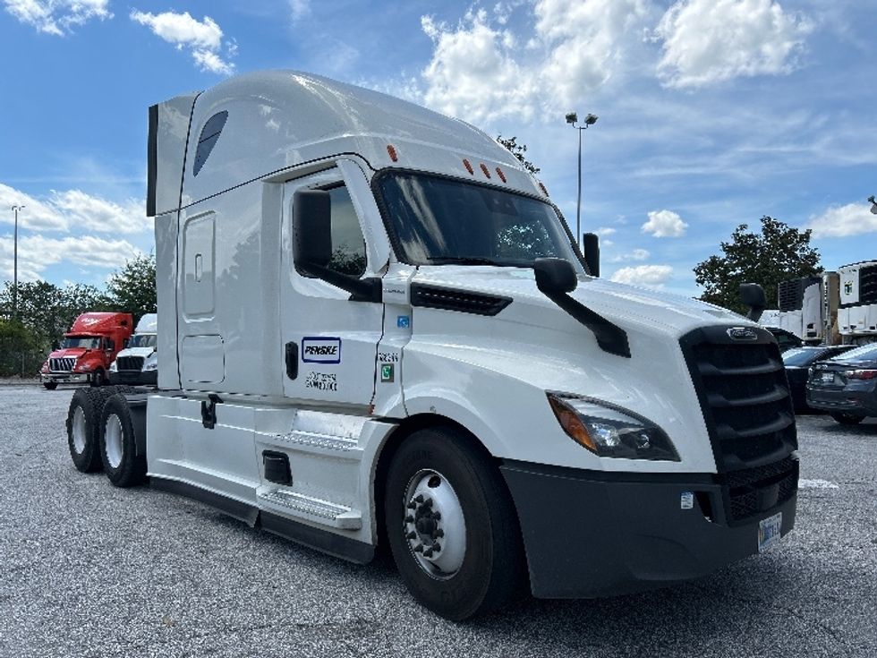 Sleeper Tractor-Heavy Duty Tractors-Freightliner-2023-T12664ST-Jessup-MD-528,621\n\t\tmiles-$ 72,500 - Image 1