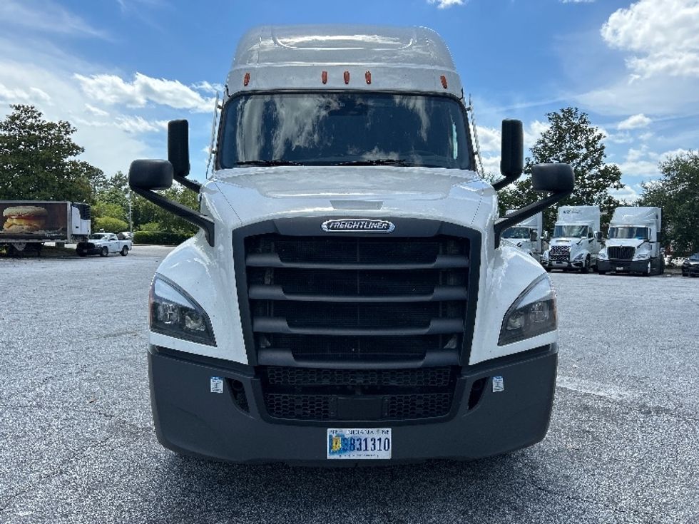 Sleeper Tractor-Heavy Duty Tractors-Freightliner-2023-T12664ST-Jessup-MD-528,621\n\t\tmiles-$ 72,500 - Image 2