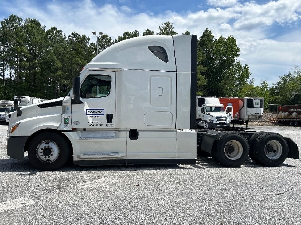 Sleeper Tractor-Heavy Duty Tractors-Freightliner-2023-T12664ST-Jessup-MD-528,621\n\t\tmiles-$ 72,500 - Image 4