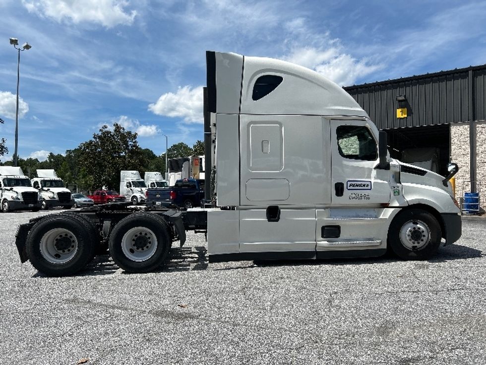Sleeper Tractor-Heavy Duty Tractors-Freightliner-2023-T12664ST-Jessup-MD-528,621\n\t\tmiles-$ 72,500 - Image 8